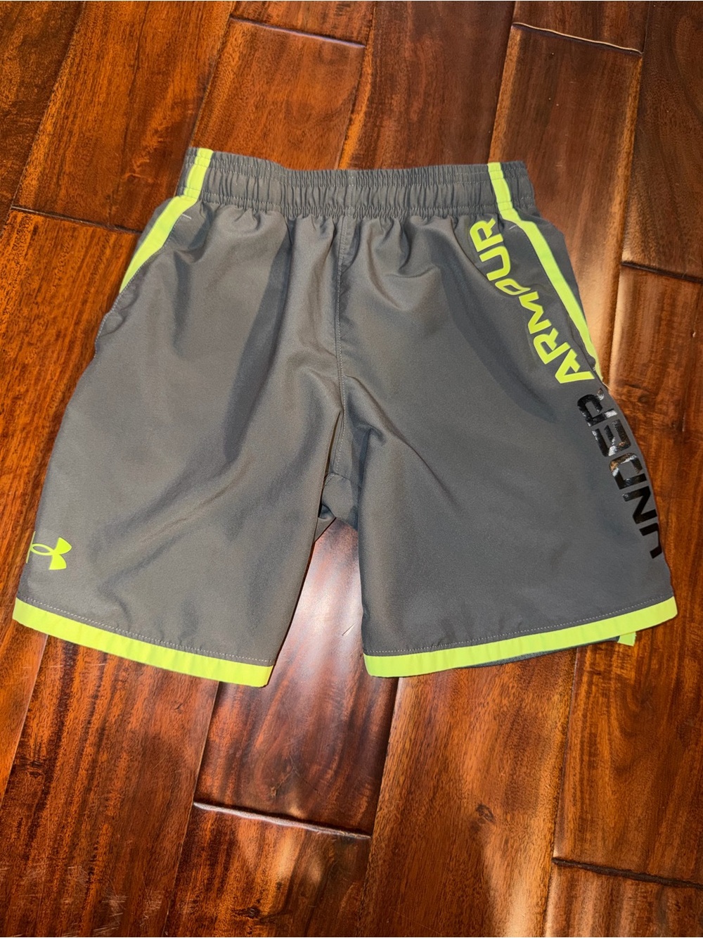 UA shorts - youth M